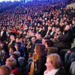 Mikołaja Cieślaka z Kabaretu Moralnego Niepokoju i Izę Dąbrowską sekretarkę w programie satyrycznym Ucho prezesa oraz Kabaret A JAK. Ale co z tą kobietą pracującą?