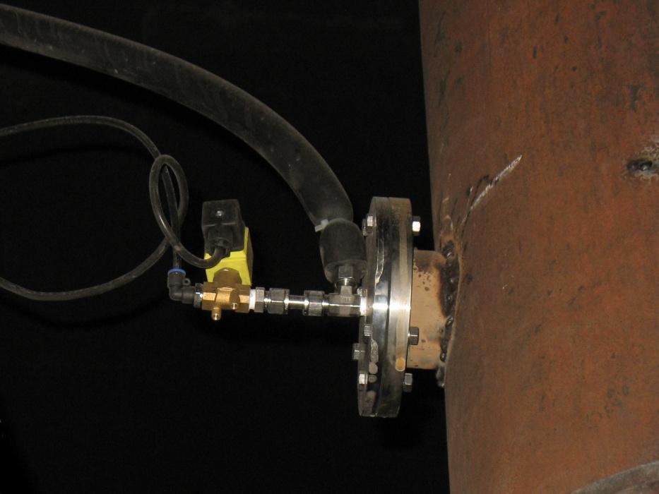 4 Rysunek 4 Króciec do poboru próbki z instalacją przedmuchu wstecznego zabudowany na pyłoprzewodzie Rysunek 5 Wnętrze szafy pomiarowej Gaz jest zaciągany przez filtr, a następnie przez komorę