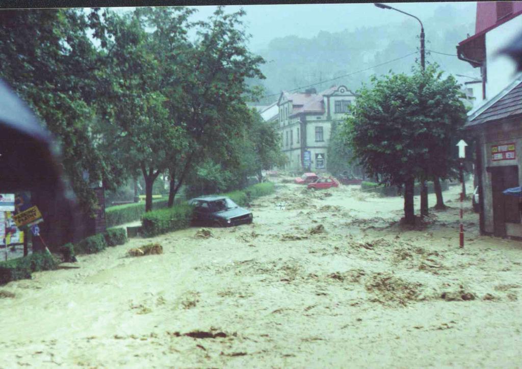 Biała Dunajcowa River in the Tuchów during the flood in June 2010 (photo UM Tuchów) Ryc. 5.