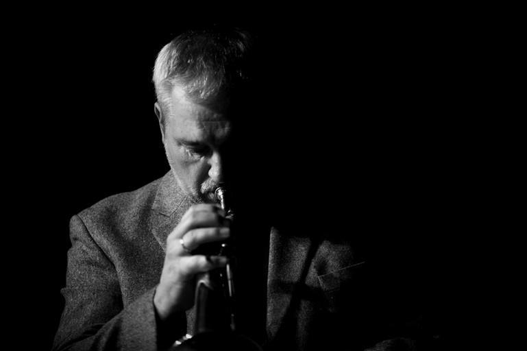 robert majewski Jeden z najlepszych polskich trębaczy jazzowych. W ciągu trwającej ponad 30 lat działalności scenicznej występował z niemal wszystkimi gwiazdami polskiego i światowego jazzu.