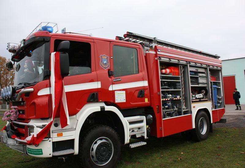 Samochód strażacki dla OSP W Szemrowicach 29 Dofinansowano zakup nowego specjalistycznego samochodu strażackiego marki SCANIA