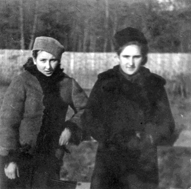 Od lewej: stoją Eugenia z Danutą, siedzą Jadwiga z matką Anielą, przed nimi Wacław z córkami - z lewej Irena (z kokardą), z prawej Wiesława. Leśniczówka w Olchówce koło Narewki, lato 1939 r.