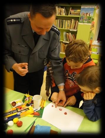 Osoby które potrafią przeczytać książkę, zauważą że autor pragnie przekazać Nam pewne życiowe myśli.