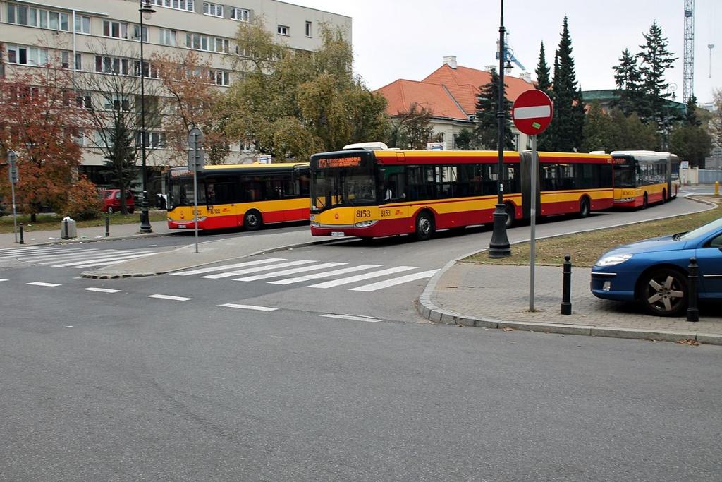 Sposób zawracania autobusów Plac Własność terenu Skarb Państwa Liczba stanowisk 4 Średnia liczba oczekujących pojazdów 2 poszczególnych linii Średni czas postoju autobusów obsługujących 27 min