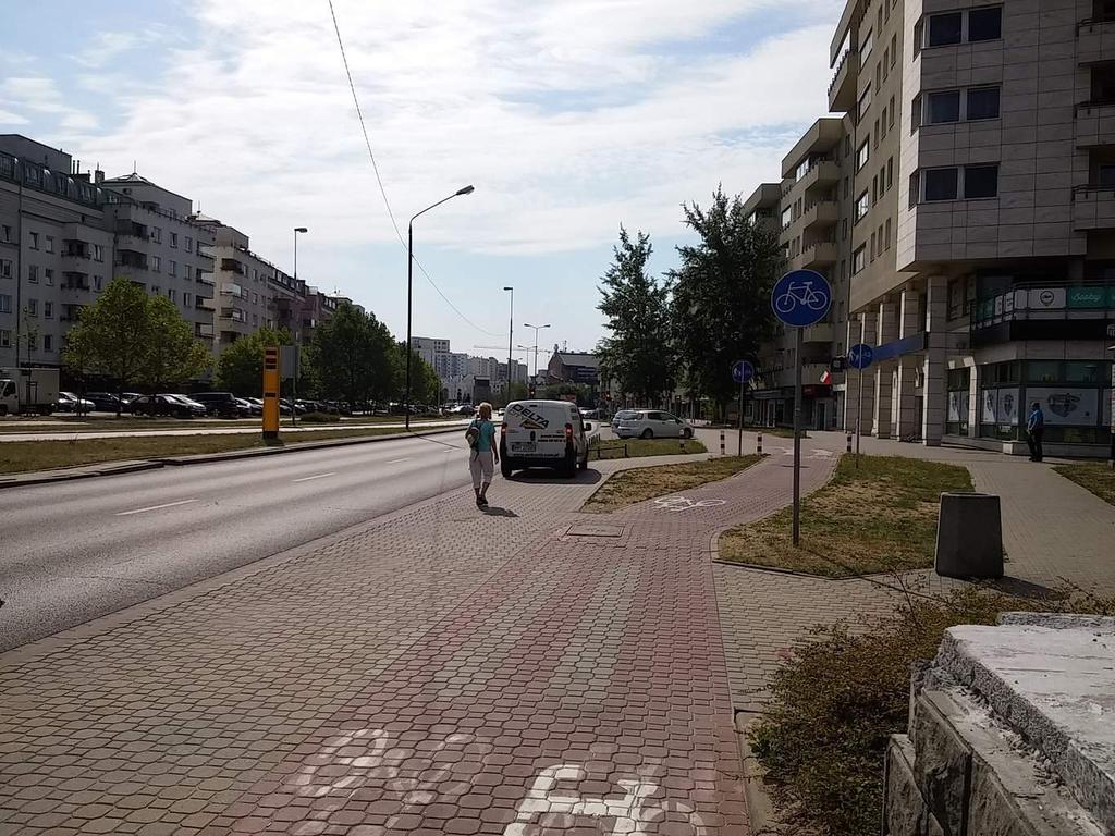 Przy metrze Stokłosy stoi parking P+R.