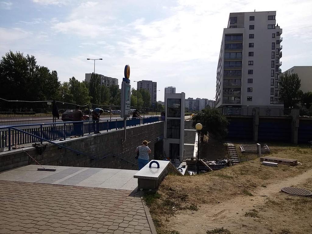 Jadąc KEN na południe Ursynowa mijamy bazarek.