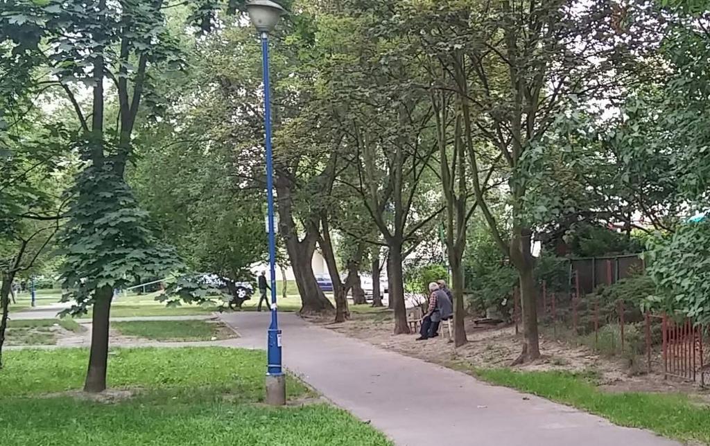 ławeczek np. w bezpośrednim sąsiedztwie, tuż pod swoimi oknami przeciwni są mieszkańcy. Obawiają się zakłócania spokoju przez miłośników nocnych debat.