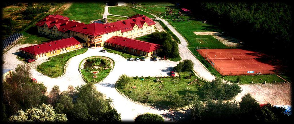 Zakwaterowanie HOTEL EKWOS www.ekwos.com.pl otoczony jest lasami i dużym terenem rekreacyjnym. Na jego terenie znajdują się korty tenisowe, kilka boisk oraz centrum fitness.