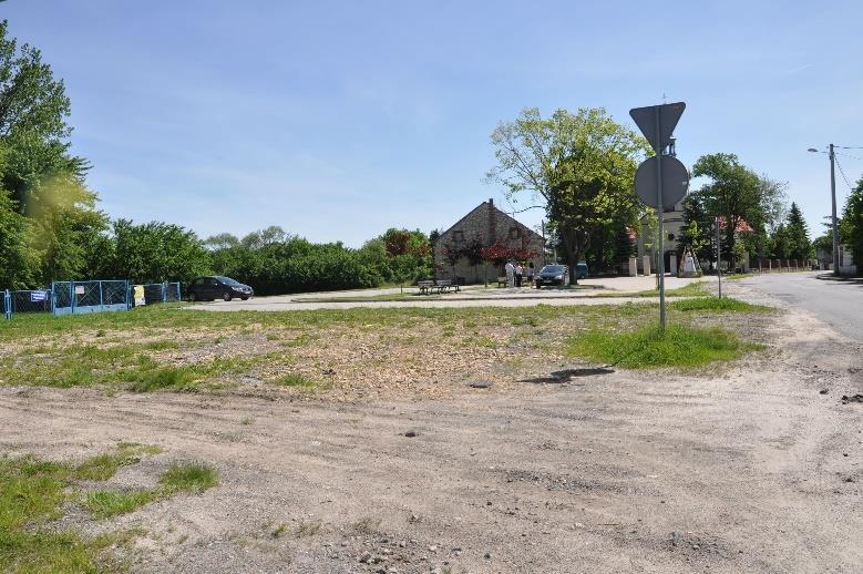 Zdjęcie 10.Żuraw Przestrzeń centralna. Zaniedbane w części, nieużytkowane przestrzenie porośnięte nieuporządkowaną zielenią występujące w otoczeniu centrum sołectwa.