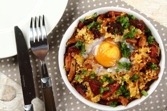 Kasza jaglana zapiekana z jajkiem i chorizo 15 minut 6 osób Łatwe kasza jaglana - 200 gramów Rama Smaż jak szef kuchni, wariant klasyczny - 6 łyżek kurki - 200 gramów cebula szalotka - 1 sztuka Rosół