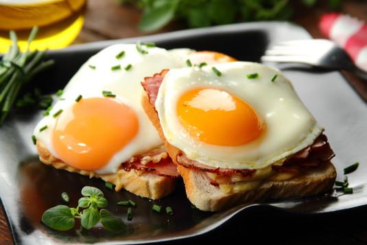 Croque madame - tosty z jajkiem i sosem beszamelowym 20 minut 4 osoby Łatwe pieczywo tostowe, kromki - 8 sztuk musztarda Dijon - 2 łyżki szynka - 4 plastry starty ser gruyer - 50 gramów Rama Smaż jak
