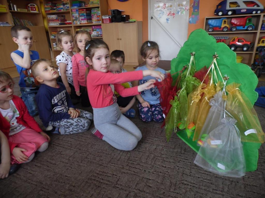 Efekty: Dzieci: systematycznie przynoszą wykonane w domu prace plastyczne, dążą do otrzymania nagrody