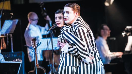 ŻYCIE TO NIE TEATR - DOROTA ABBE, MATEUSZ ŁAWRYNOWICZ ŻYCIE TO NIE TEATR Fot. BARTŁOMIEJ JAN SOWA Aranżacje i reżyseria: JERZY SATANOWSKI Kostiumy: JOLA ŁOBACZ 90 minut Projekcje, światła: No.