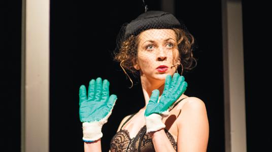CENY BILETÓW BILETY NA SPEKTAKLE TEATRU NOWEGO DOSTĘPNE W KASACH TEATRU 55/35 PLN (norm./ulg.) BILETY NA SPEKTAKLE TEATRU NOWEGO DOSTĘPNE ON-LINE 50/30 PLN (norm./ulg.) BĘDZIE PANI ZADOWOLONA, CZYLI RZECZ O OSTATNIM WESELU WE WSI KAMYK 65/40 PLN (norm.
