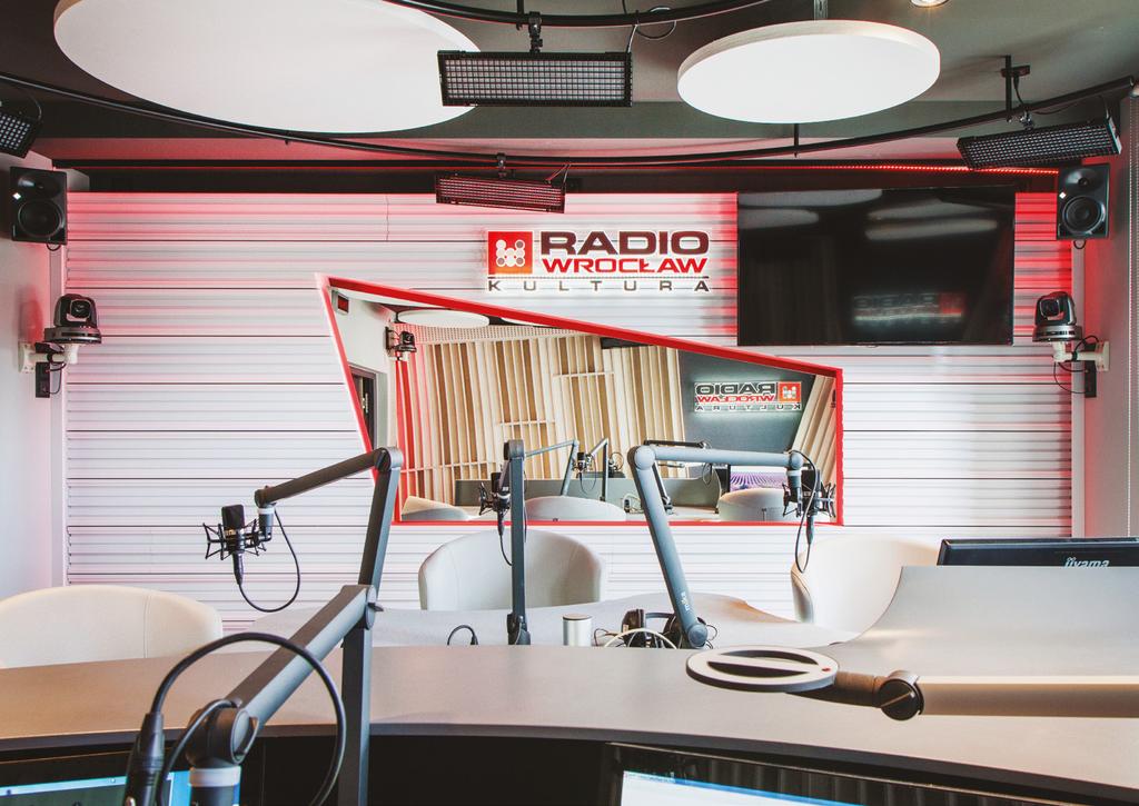 Studio emisyjne Radia Wrocław Kultura Pomieszczenie zaprojektowane dla wymagającego słuchacza, który w trakcie audycji radiowej bez trudu wyłowi mankamenty akustyki wnętrza.