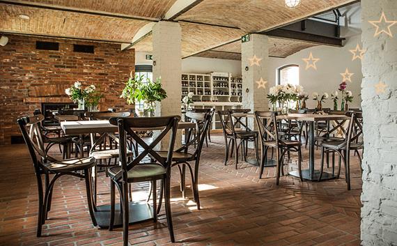 Sala restauracyjna (parter) ustawienie ze stołami 50 osób Sala na otwartej antresoli (piętro) ustawienie ze stołami 50 osób Kuźnia Jeden z najstarszych i najpiękniejszych