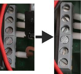Instrukcja montażu Mocowanie skrzynki przyłączeniowej w pojeździe 4 5. Usuń brązową żyłę z lewej złączki. Użyj w tym celu śrubokrętu. 6.