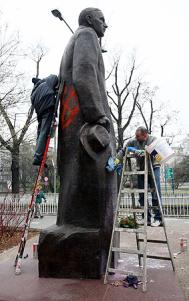 mniejszości do władzy, doświadczył przejścia z jednego socjalistycznego obozu do nowego, unijnego, a w latach 1990 2011 doświadczył utraty prawie całego majątku narodowego i wielu milionów obywateli