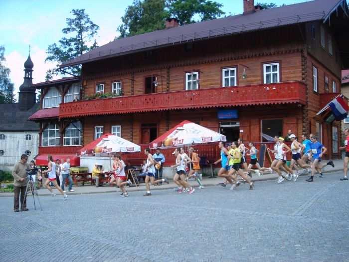 Te dodatkowe prawie 2 km dla tych starszych to niezły odcinek anglosasa gdzie tuż po starcie wspiąć się trzeba na spore wzniesienie, po czym zbiec z niego na zabój wybiegając na wysokości wodospadu