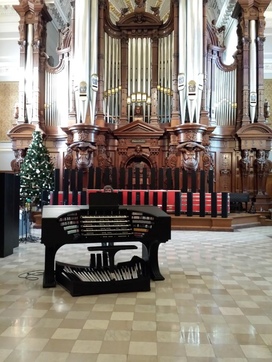 Historia Definitive Technology: 60 kolumn BP10 zamiast organów w nowojorskim kościele św Trójcy. Czy istnieją kolumny tak doskonałe aby mogły zastąpić prawdziwy instrument?