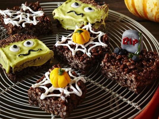 Halloweenowy przysmak ryżowy ciemna czekolada - 85 gramów Kostka do pieczenia Kasia - 40 gramów złoty syrop cukrowy lub syrop z agawy - 2 łyżki ryż preparowany - 85 gramów białe pianki marshmallows -