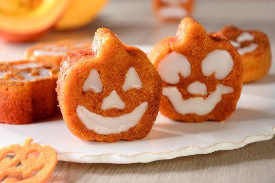 Halloweenowe babeczki z dynią 35 minut Łatwe cukier puder - 100 gramów mleko - 70 mililitrów sól - 1 szczypta duże jajko - 1 sztuka obrana dynia - 150 gramów olej do posmarowania foremek cukier puder