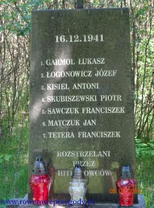 Niedługi czas potem miniemy po prawej stronie pomnik, upamiętniający pomordowanych 16 grudnia 1941 r. przez nazistów siedmiu okolicznych mieszkańców (patrz zdjęcia nr 19,20).