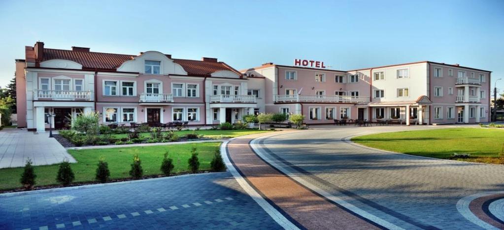 Witamy w hotelu Arkadia Royal Jest nam niezmiernie miło przedstawić Państwu ofertę przyjęć weselnych w naszym obiekcie.