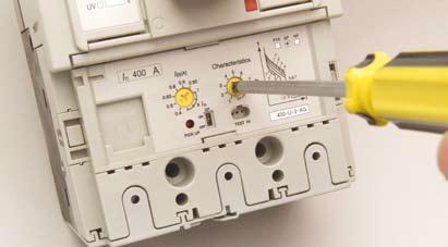 Charakterystyki Zabezpieczenie mikroprocesorowe seria 2 Wyłączniki Etibreak2 od 250A do 630A są dostępne z zabezpieczeniem elektronicznym (40A, 125A, 160A, 250A, 400A, 630A).