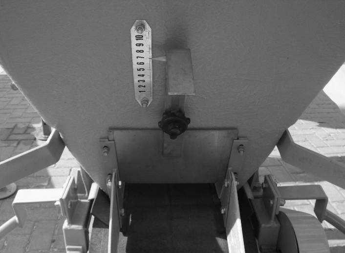 pomocą śruby M12; - dokręcić obie śruby mocujące podstawę tarczy. 6.4.
