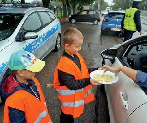 EDUKACJA Akcja Jabłko czy cytryna Najmłodsi uczniowie ze szkoły w Smardzewicach w dniu 6 września zadbali z policjantami o bezpieczeństwo, w najbliższym otoczeniu szkoły organizując wspólnie akcję