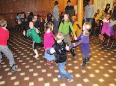 Na zakończenie odbyła się zabawa taneczna. Dzieci w przepięknych przebraniach bawiły się przy skocznej muzyce.