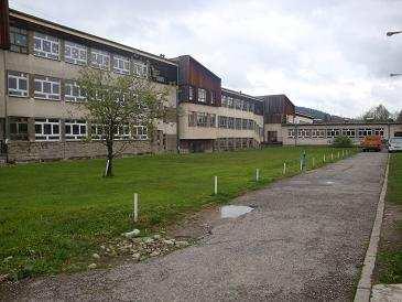 Obiekt posiada tereny zielone, na których znajdują się: patio, ławeczki, miejsce na grilla, miejsce na