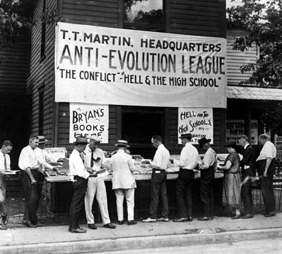 The State of Tennessee v. John Thomas Scopes Po tym jak w kilku stanach zakazano uczenia w szkołach publicznych czegokolwiek co by sprzeciwiało się historii Boskiego stworzenia człowieka, w 1925 r.