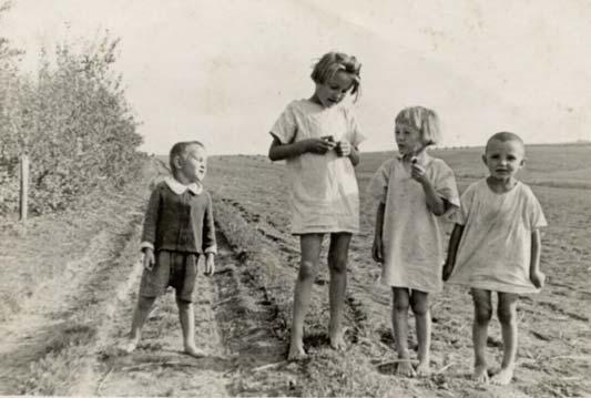 Witold PÓŁTORAK, Grzegorz BIELEC Fot. 2. Dzieci Ulmów: Franuś, Stasia, Basia, Władziu (ok. 1942 r.