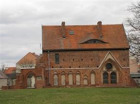 Obecnie w domu opata mieści się biblioteka.