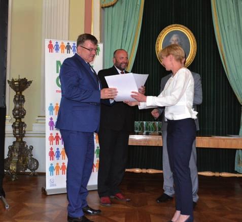 Dyplomy, tytuły i statuetki przyznane przez Fundację Batorego odebrał Wójt Gminy Międzyrzec Podlaski Krzysztof Adamowicz i sołtys wsi Tłuściec Czesław Węgrzyniak.