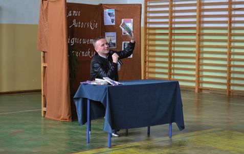 NUMER 2(9)/2017 SIERPIEŃ 2017 27 Gminna Biblioteka Publiczna Spotkanie i warsztaty pod okiem specjalisty Publiczne Gimnazjum Nr 1 im. Józefa Ignacego Kraszewskiego w Jelnicy 11 kwietnia b.r. odwiedził znany prozaik, autor scenariuszy filmowych, dramaturg, piłkarz Zbigniew Masternak.
