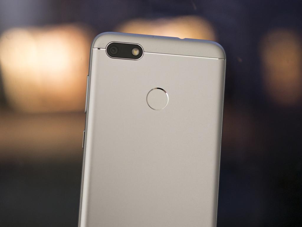 Wyświetlacz 4- Ekran w Huawei P9 Lite Mini ma przekątną 5,0 cala i rozdzielczość HD 1280 x 720 pikseli. W efekcie gęstość pikseli wynosi 294 PPI.