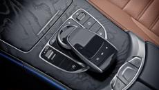 Touchpad do sterowania systemem telemtycznym Wyświetlacz head-up Zabezpieczenie wnętrza pojazdu Zegar analogowy na konsoli centralnej 5 184 PLN 262 PLN Wyposażenie standardowe Pakiety Pakiet AMG -