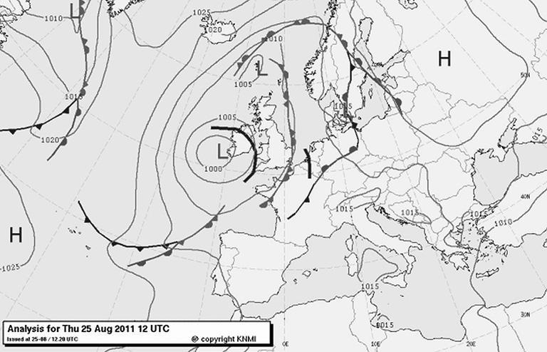 26 Prace Geograficzne, zeszyt 148 przemieszczał się wówczas pofalowany front atmosferyczny, który jednak szybko uległ rozproszeniu i zaniknięciu ( ryc. 6 ).