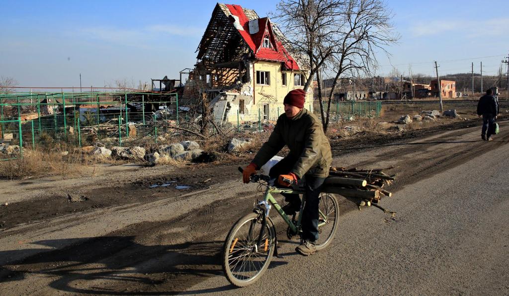 Zniszczenia we wsi Siemionowka, Ukraina, 2015, fot.