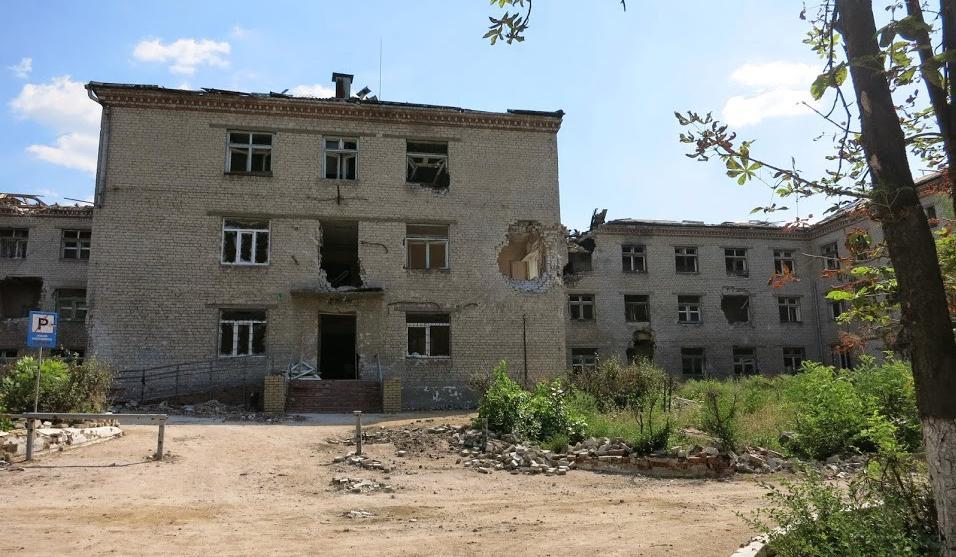 Wojewódzki Szpital Psychiatryczny zniszczony i opustoszały po ostrzale artyleryjskim., Słowańsk, sierpień 2014. Fot. PAH Ograniczony jest także dostęp do pomocy medycznej.