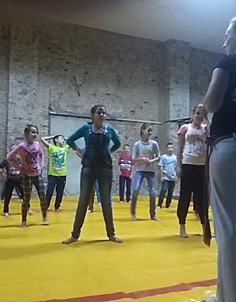 DYSCYPLINA I POCZUCIE WŁASNEJ WARTOŚCI Capoeira, jak każda sztuka walki, kształtuje u dziecka dyscyplinę, poczucie własnej wartości, odpowiedzialności za siebie oraz