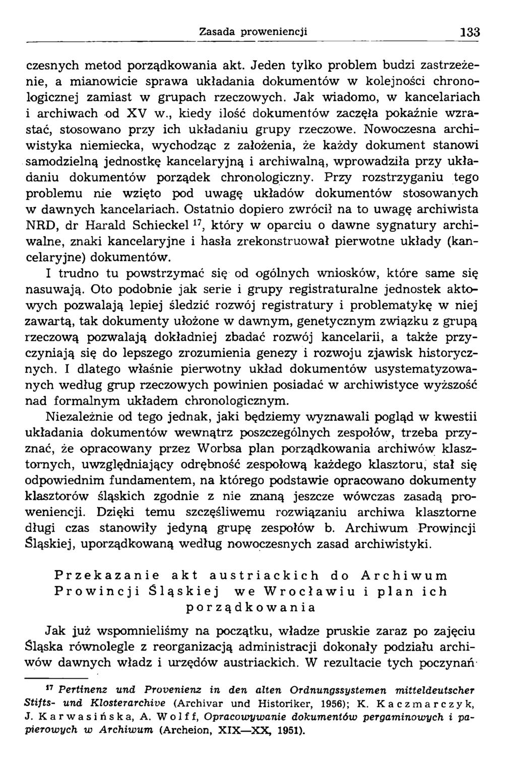 czesnych metod porządkowania akt. Jeden tylko problem budzi zastrzeżenie, a mianowicie sprawa układania dokumentów w kolejności chronologicznej zamiast w grupach rzeczowych.