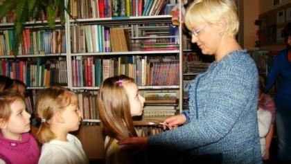 Najpierw zapoznali się z zasadami korzystania z biblioteki, a potem z rodzajami książek, jakie są w