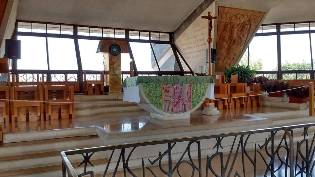 Wnętrze Kościoła Św. Piotra w Kafarnaum: Zaraz po wyjściu z synagogi przyszedł z Jakubem do domu Szymona i Andrzeja.