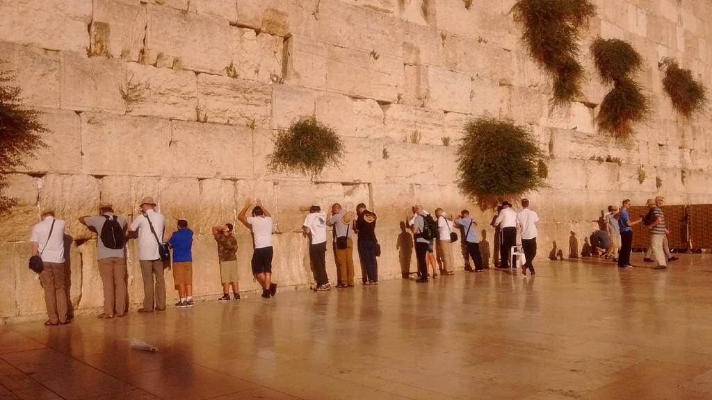 Ściana płaczu. To jedyna pozostałość po świątyni Jerozolimskiej, zburzonej w 70 roku po Chr. I już nigdy nie odbudowanej.