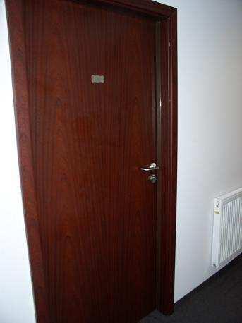Stolarka drzwiowa w ośrodku: drzwi wejściowe do pokoi mieszkalnych