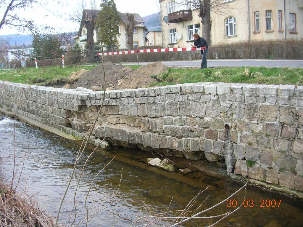 I. CZĘŚĆ OPISOWA 1 Podstawa opracowania Niniejsze opracowanie Remont murów oporowych potoku Mała Kamienna przy 1 Maja i Zawadzkiego w Piechowicach zostało wykonane na podstawie umowy pomiędzy Gminą